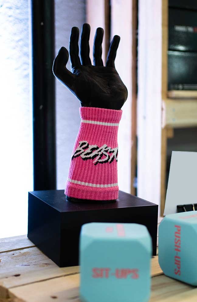 muñequera-rosa-en-mano-impresa-en-3d